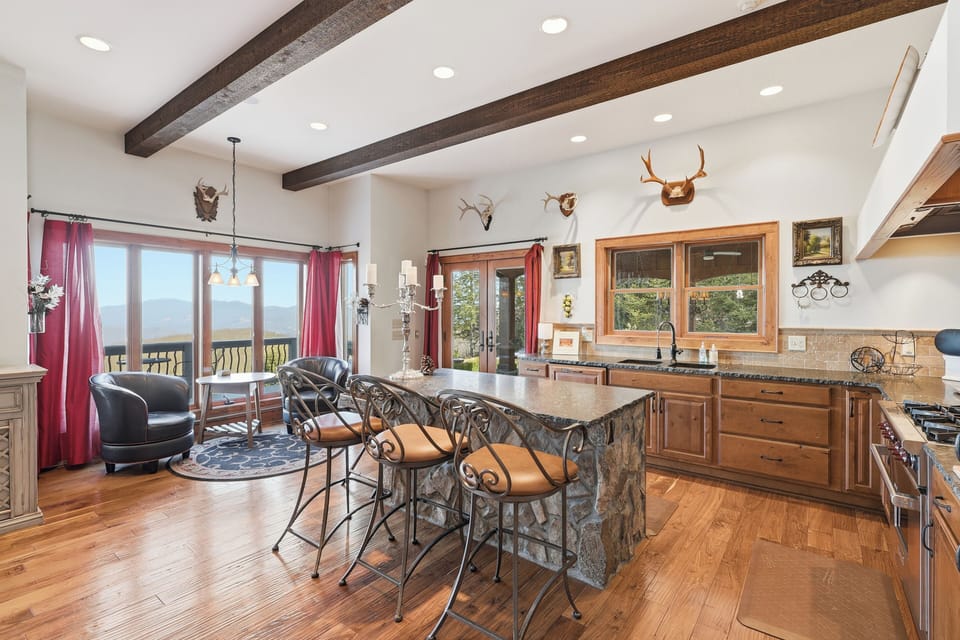 Enjoy casual meals and conversation at the spacious kitchen bar. With comfortable seating and easy access to the kitchen, it’s perfect for breakfasts, snacks, or evening drinks.