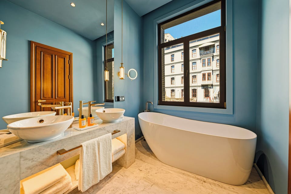 Grand Room, 1 King Bed | Bathroom | Eco-friendly toiletries, hair dryer, slippers, towels