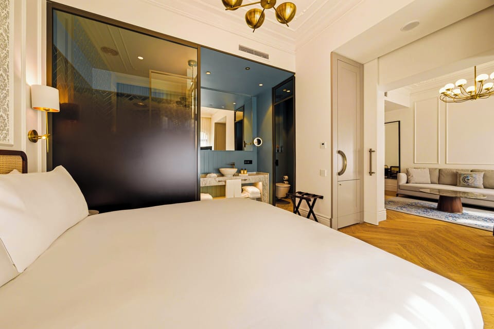 Premium bedding, minibar, iron/ironing board, free WiFi