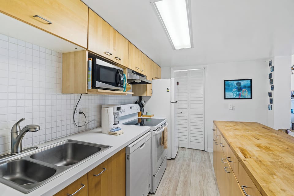 Condo, 1 Queen Bed with Sofa bed, Terrace, Ocean View (Seaward D-102) | Private kitchen | Dining tables