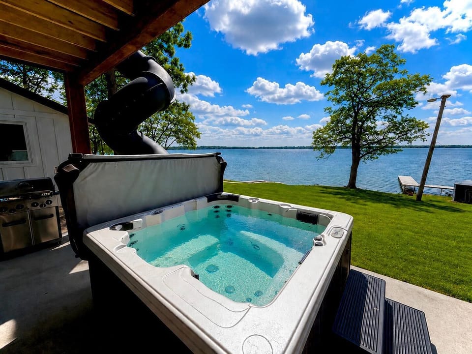 Private 6 person hot tub with relaxing lake views available all year round!