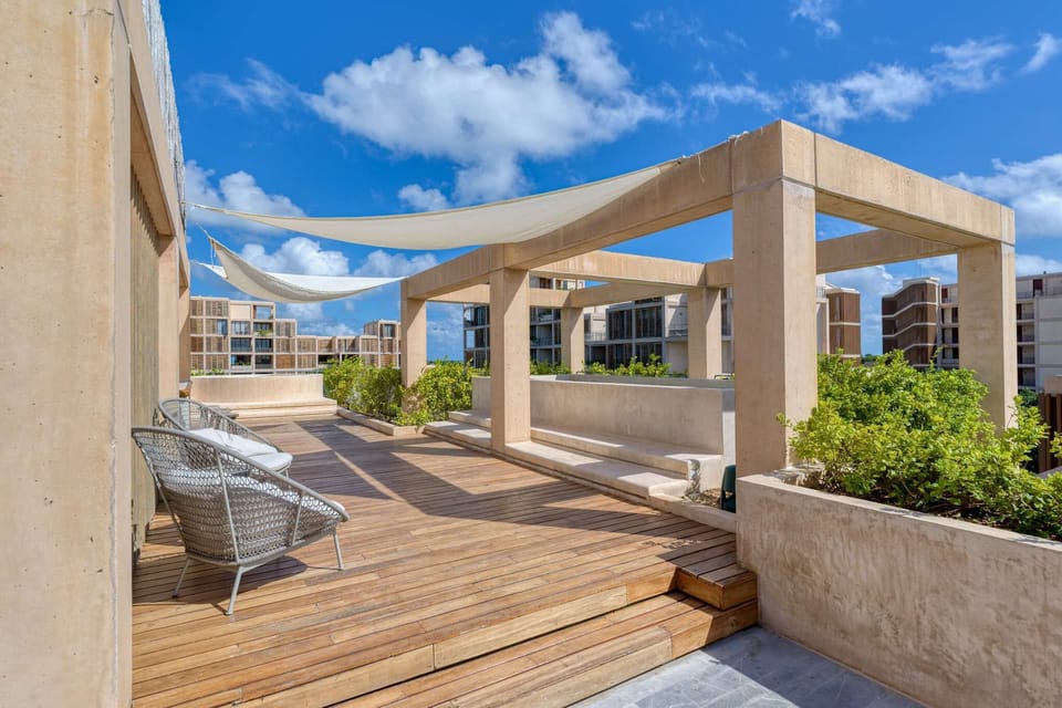 Plunge Pool and Jacuzzi in Rooftop