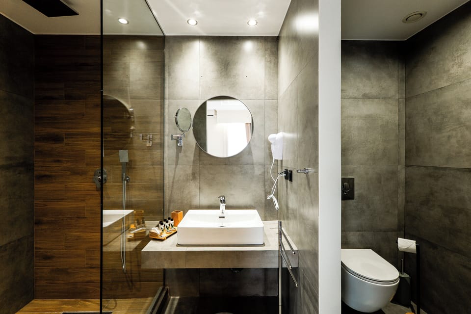Suite with Balcony | Bathroom | Shower, hair dryer, slippers, towels