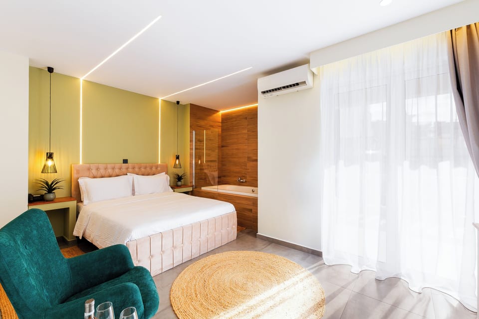 Deluxe Suite with Hot Tub | In-room safe, desk, laptop workspace, blackout drapes