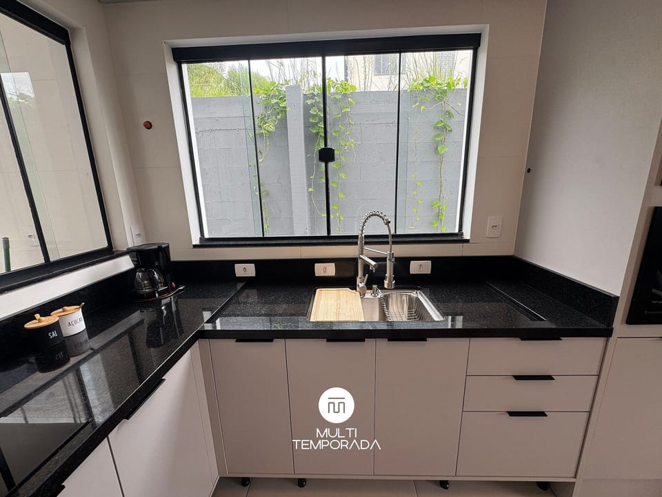 Premium House | Private kitchen | Fridge, microwave, cookware/dishes/utensils, dining table