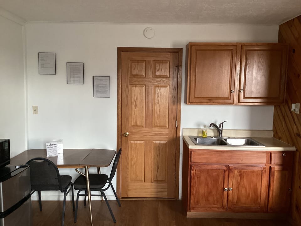 Deluxe Studio, 1 Queen Bed, Non Smoking | Private kitchen | Toaster, paper towels
