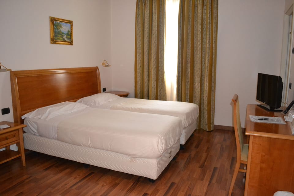 Double Room | Premium bedding, Select Comfort beds, minibar, in-room safe