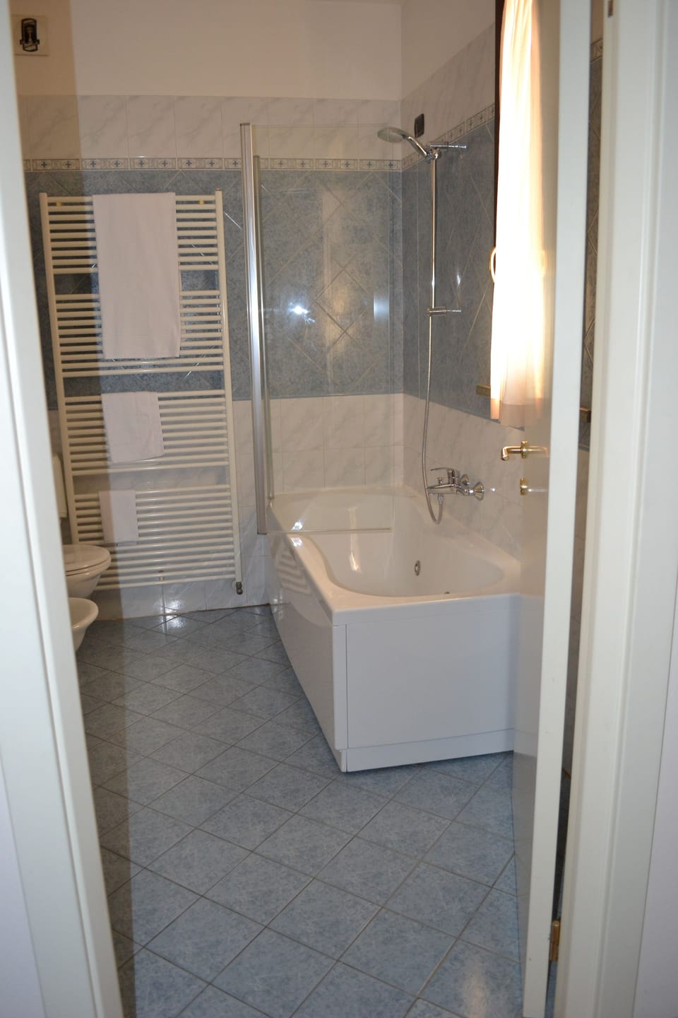 Combined shower/tub, jetted tub, free toiletries, hair dryer