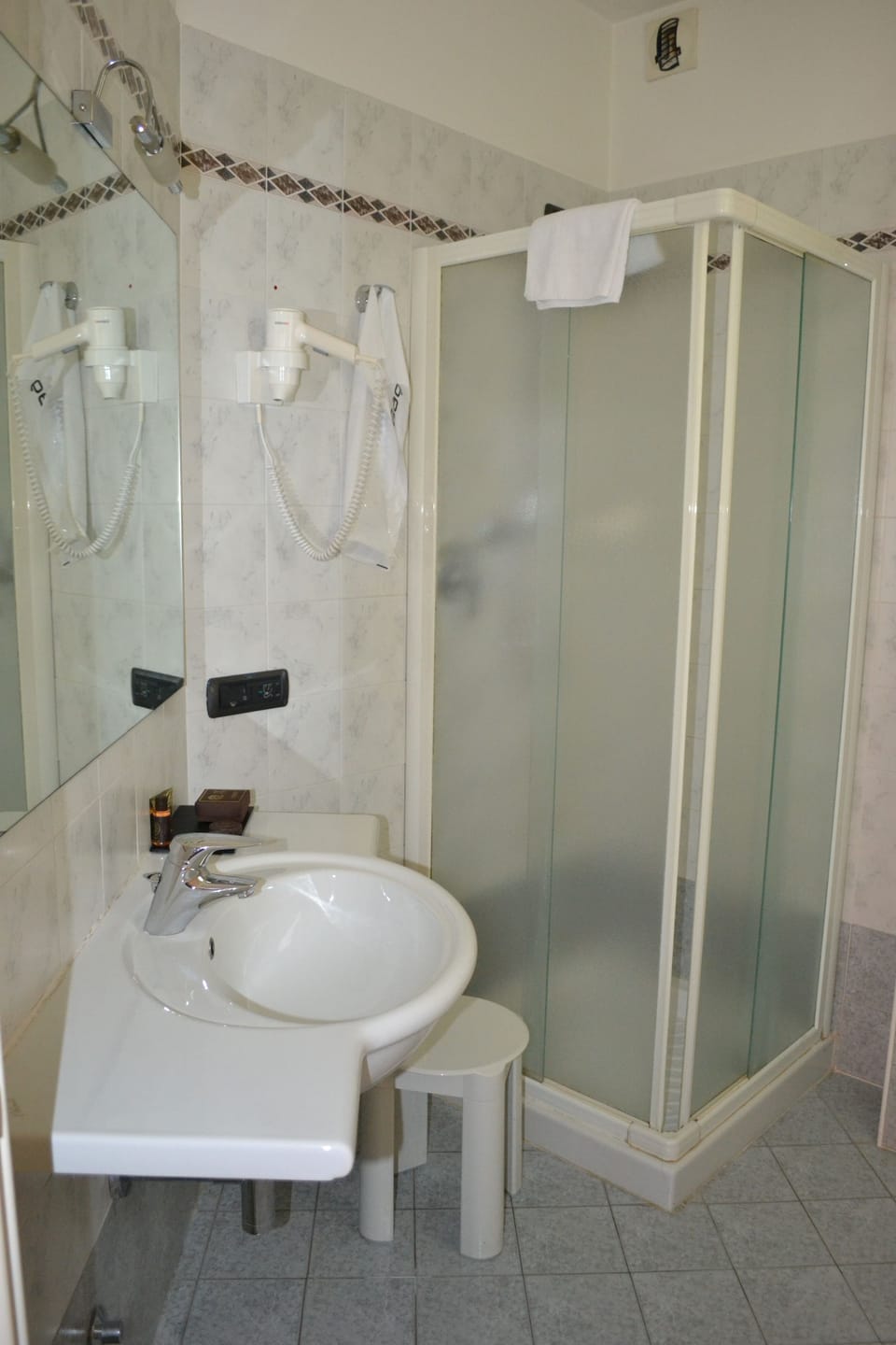 Single Room | Bathroom | Combined shower/tub, jetted tub, free toiletries, hair dryer