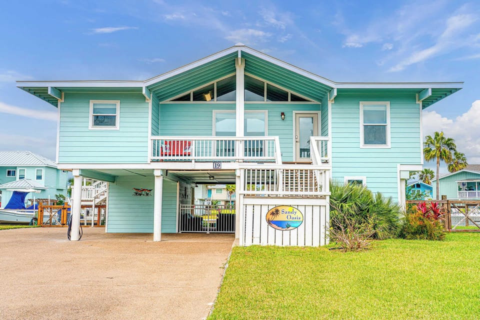 Charming coastal getaway just minutes from the Key Allegro community pool! Perfect for your next retreat!
