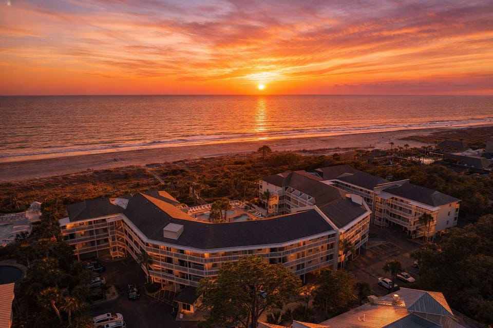 Directly on the world famous Coligny Beach!
