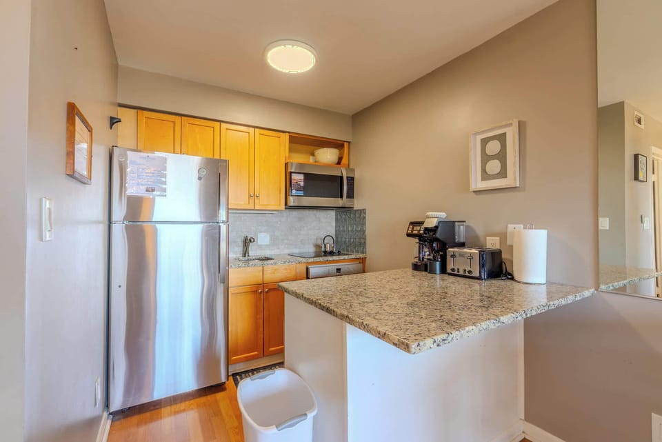 Cozy kitchen with all the essentials!
