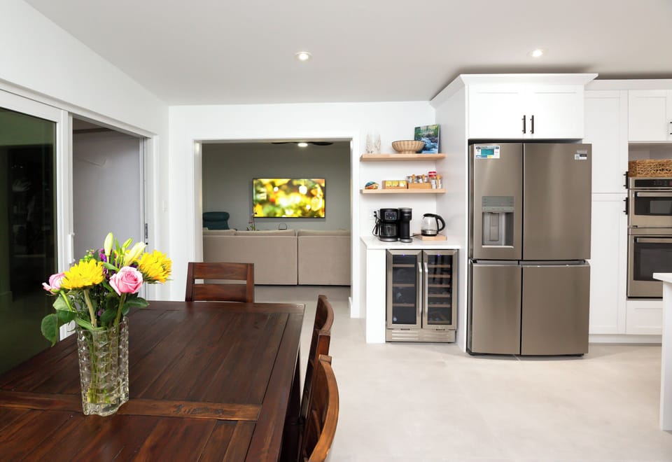 Kitchen equipped with a built-in climate-controlled wine cooler 