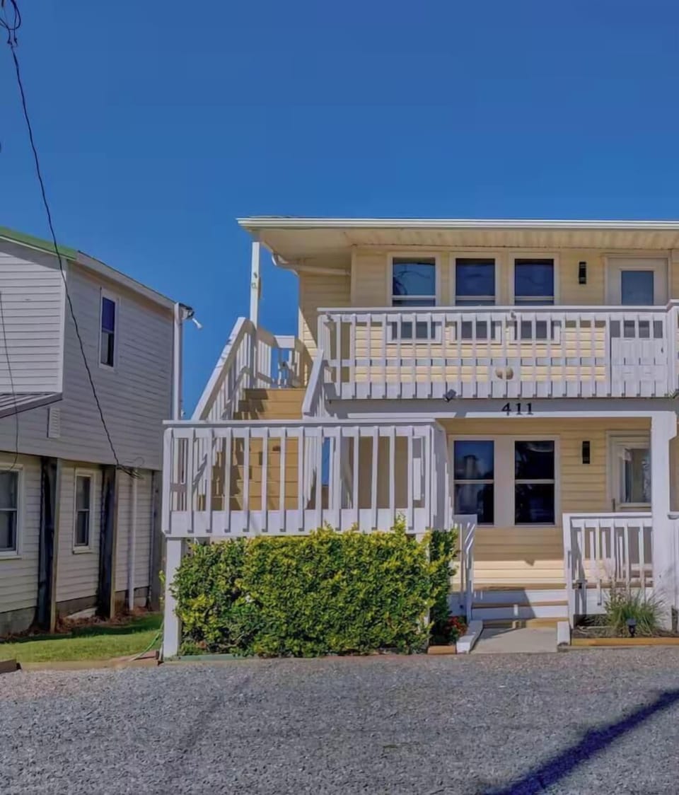 High Tide is the top unit of duplex in the heart of Surf City.