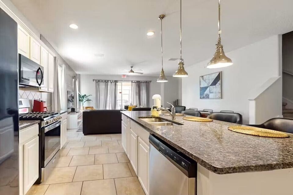 4 additional dining spaces at the counter