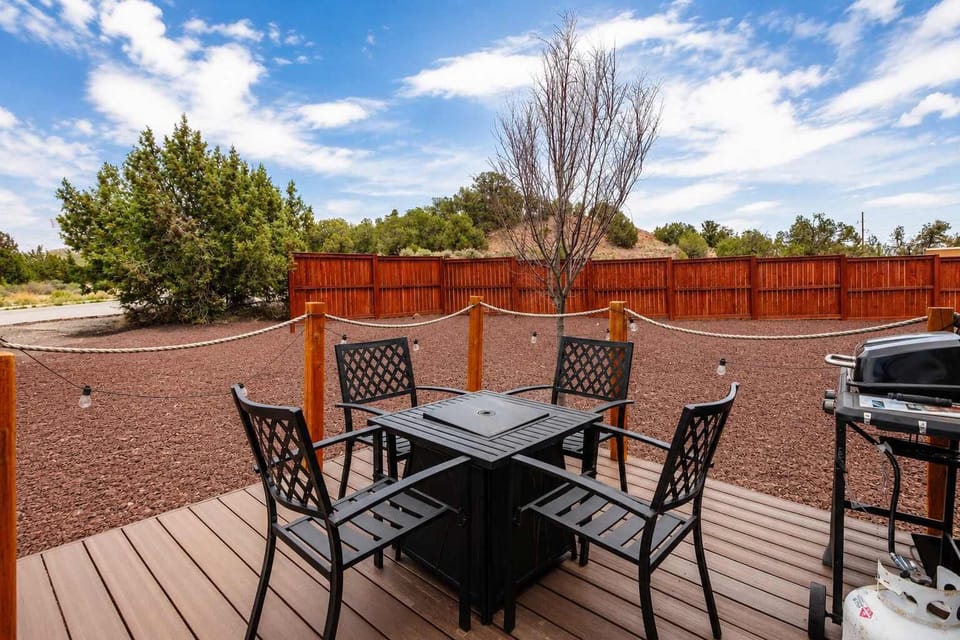 Gather around the outdoor dining table with a built-in fire pit, BBQ grill, and open-air seating. Ideal for evening meals, mountain views, and star-filled skies.