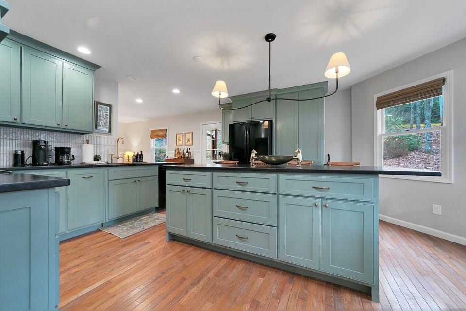 Large Fully Stocked Kitchen