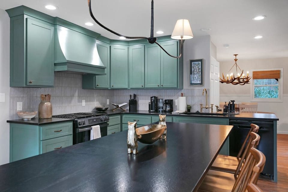 Large Fully Stocked Kitchen