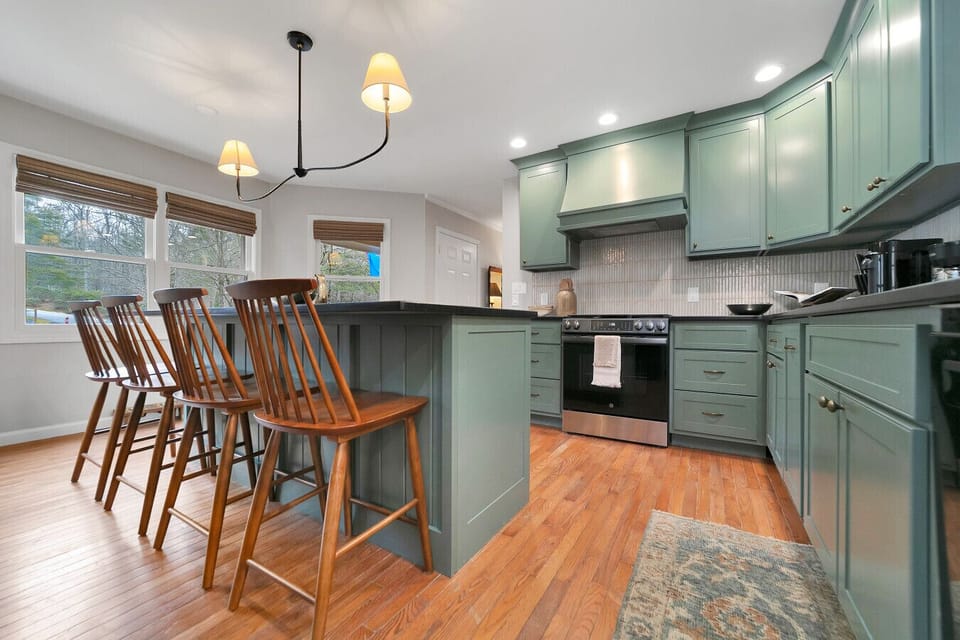 Large Fully Stocked Kitchen