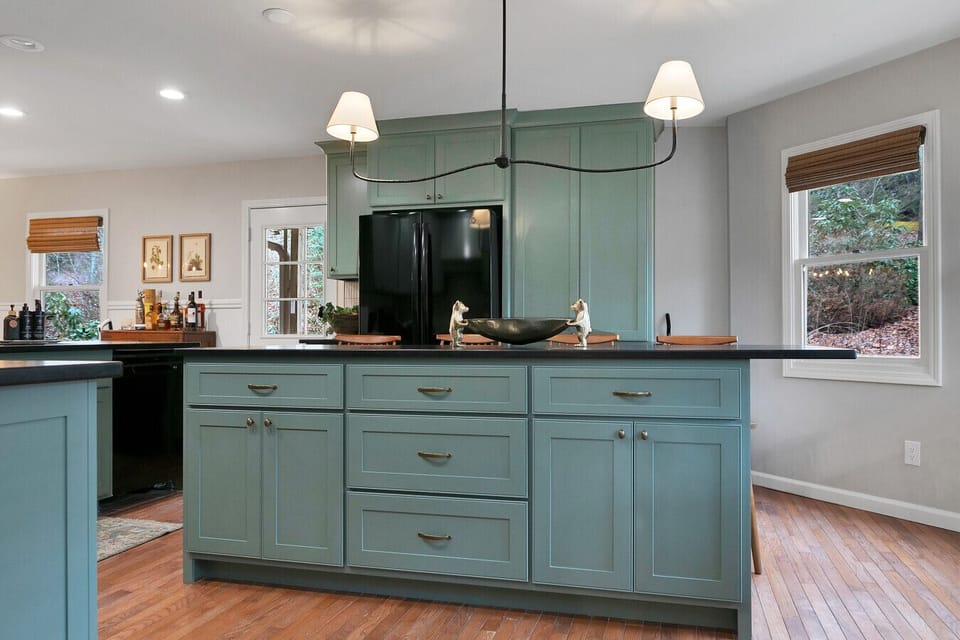 Large Fully Stocked Kitchen