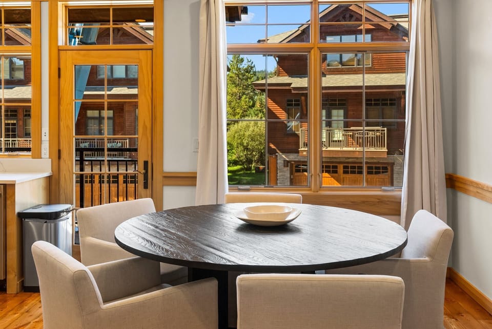 Dining area: Seating for 5, adjacent to kitchen