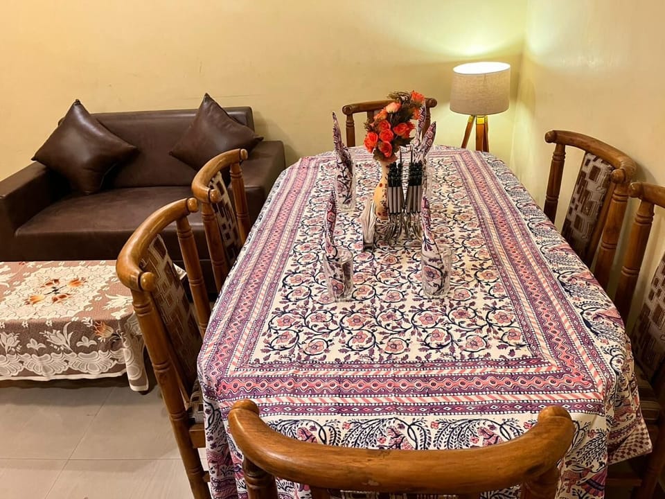Classic Room, Balcony | Dining