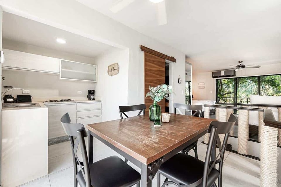 Fully equipped kitchen and dining area