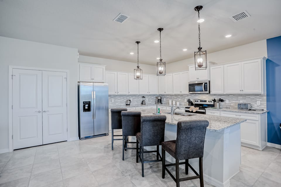 Kitchen Island with seating with 4