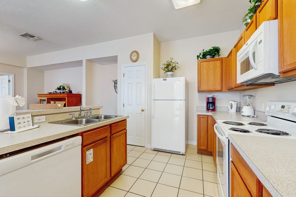 Fully equipped kitchen with breakfast bar