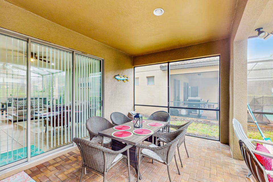 Outdoor covered dining with seating for 6