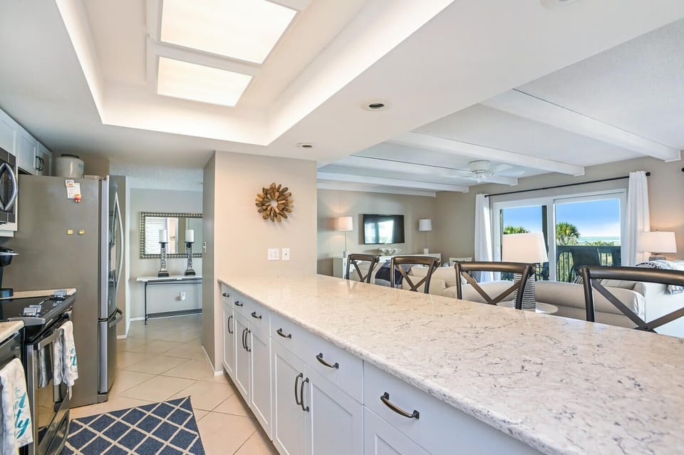 Luxury Condo, Beach View | Private kitchen