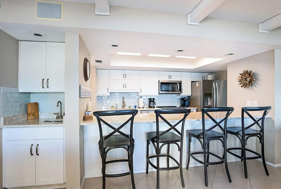 Luxury Condo, Beach View | Private kitchen