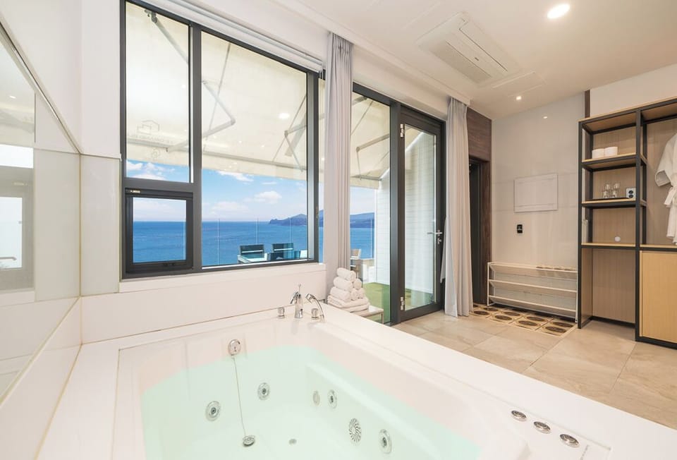 Deluxe Double Room, 1 Double Bed, Balcony, Sea View | Bathroom