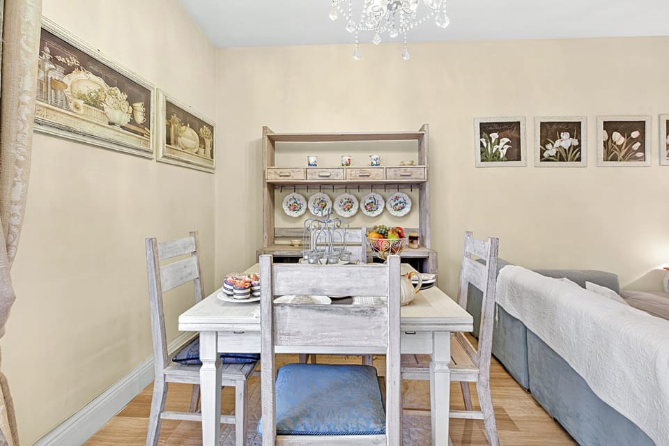 Standard Apartment, 1 Bedroom, Balcony (Chic Retreat with Park | Central) | Dining