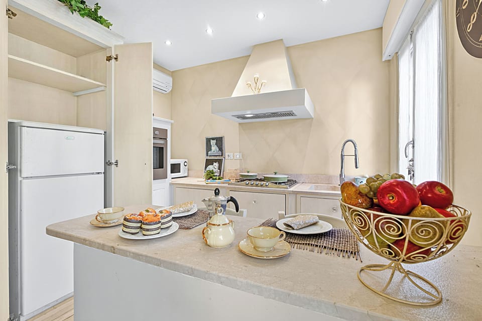 Standard Apartment, Multiple Bedrooms (Chic Retreat with Park | Central) | Private kitchen | Fridge, microwave, oven, stovetop