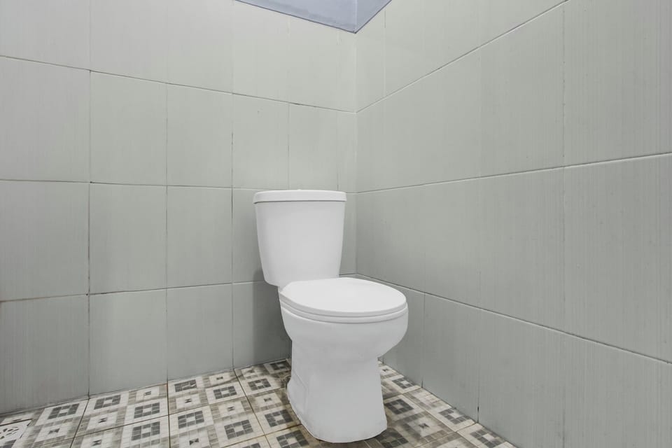 Standard Double Room | Bathroom | Shower, towels, soap, shampoo