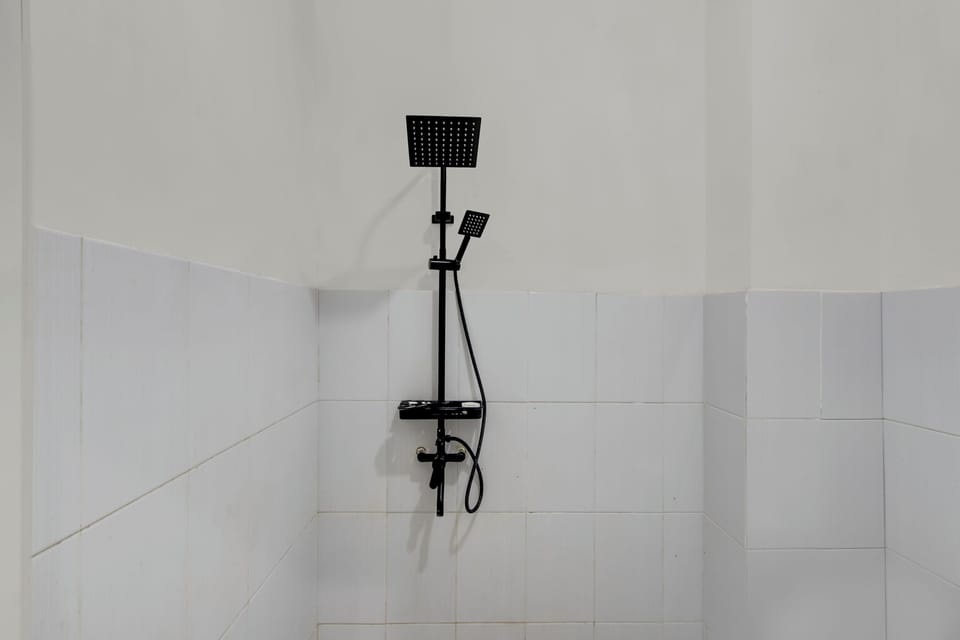 Standard Double Room | Bathroom | Shower, towels, soap, shampoo