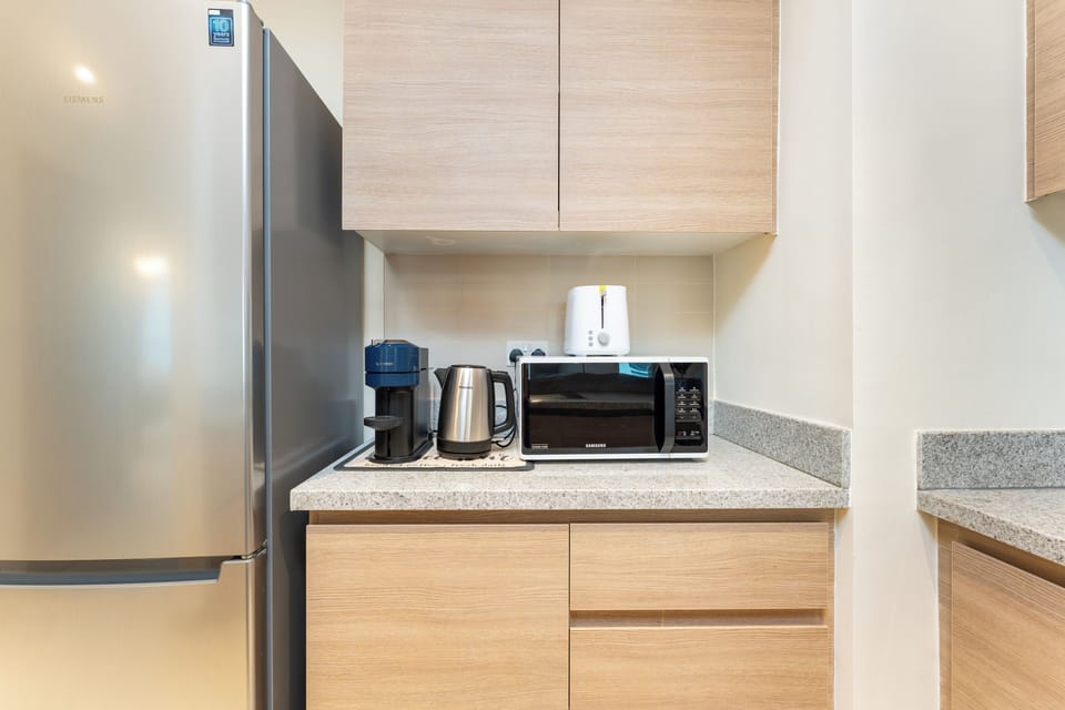 Exclusive Apartment, 1 Bedroom, Air conditioning, City View | Private kitchen | Full-size fridge, microwave, oven, stovetop