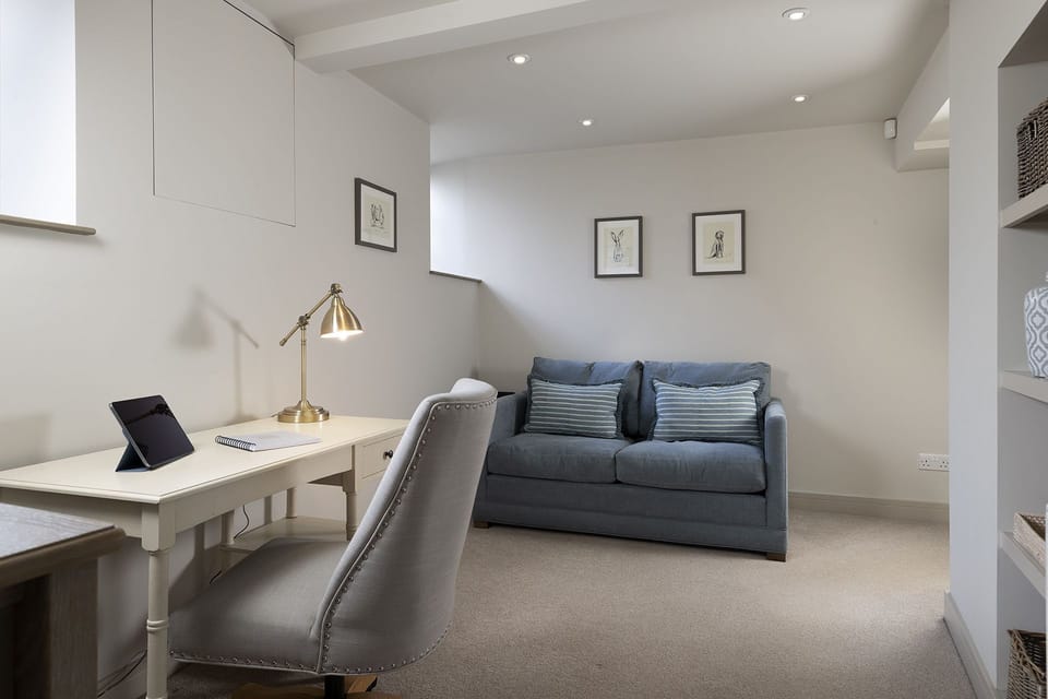 The Fleece House Bedroom 2 Ensuite - StayCotswold