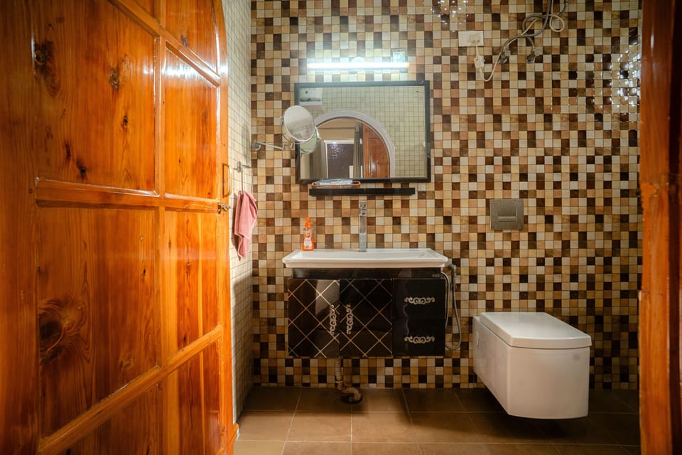 Deluxe Room | Bathroom | Shower, hair dryer, bidet, towels