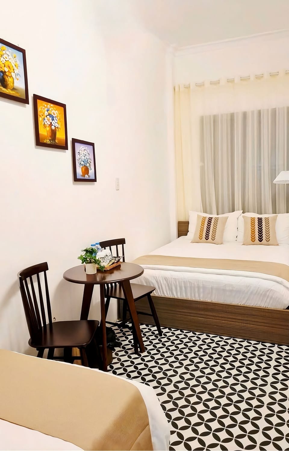 Pillowtop beds, desk, free WiFi, bed sheets