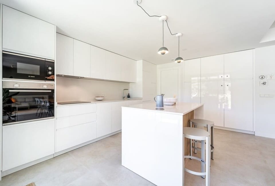 Fully equipped open kitchen with a view of the dining area