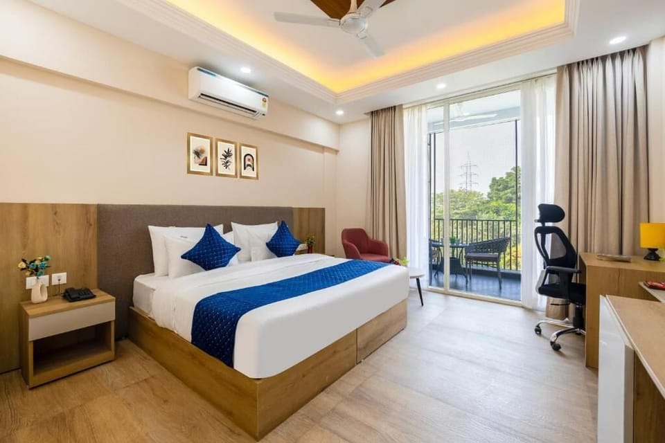 Deluxe Double Room, Balcony, City View | In-room safe, desk, laptop workspace, soundproofing