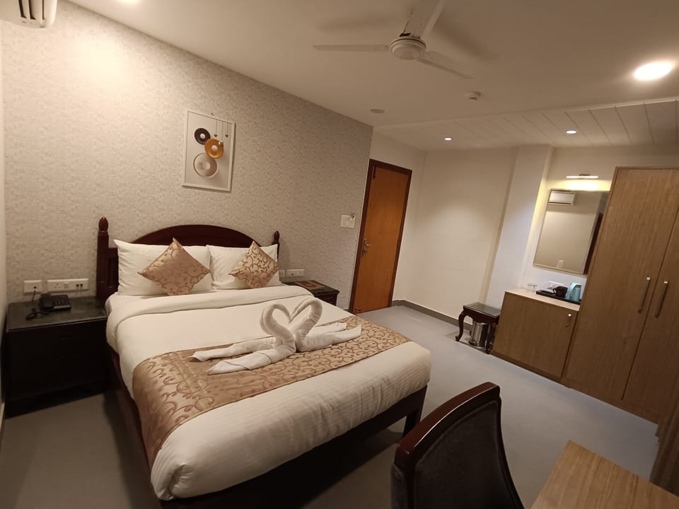 Luxury Double Room, City View | Soundproofing, free WiFi, wheelchair access