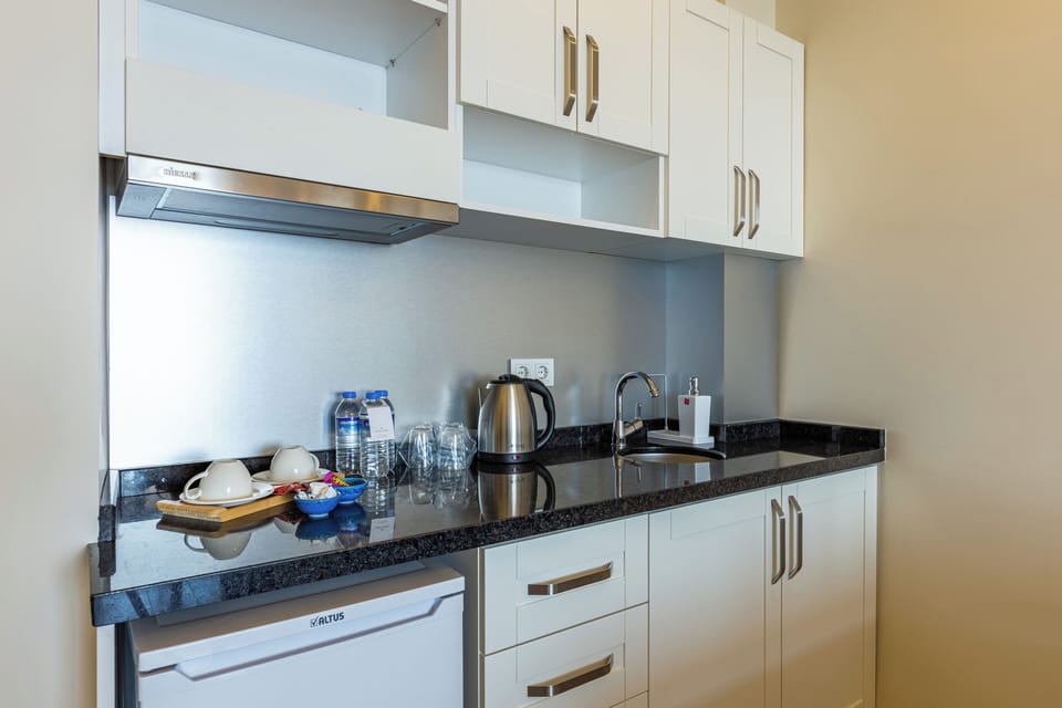 Junior Suite, Balcony, Sea View | Private kitchen | Shared microwave