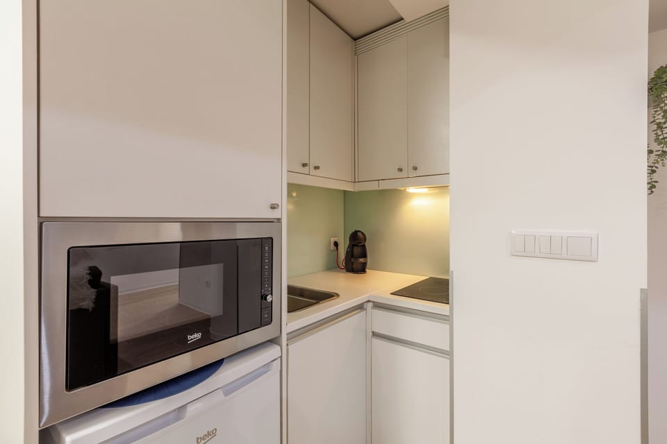 Comfort Studio | Private kitchen | Mini-fridge, microwave, oven, stovetop