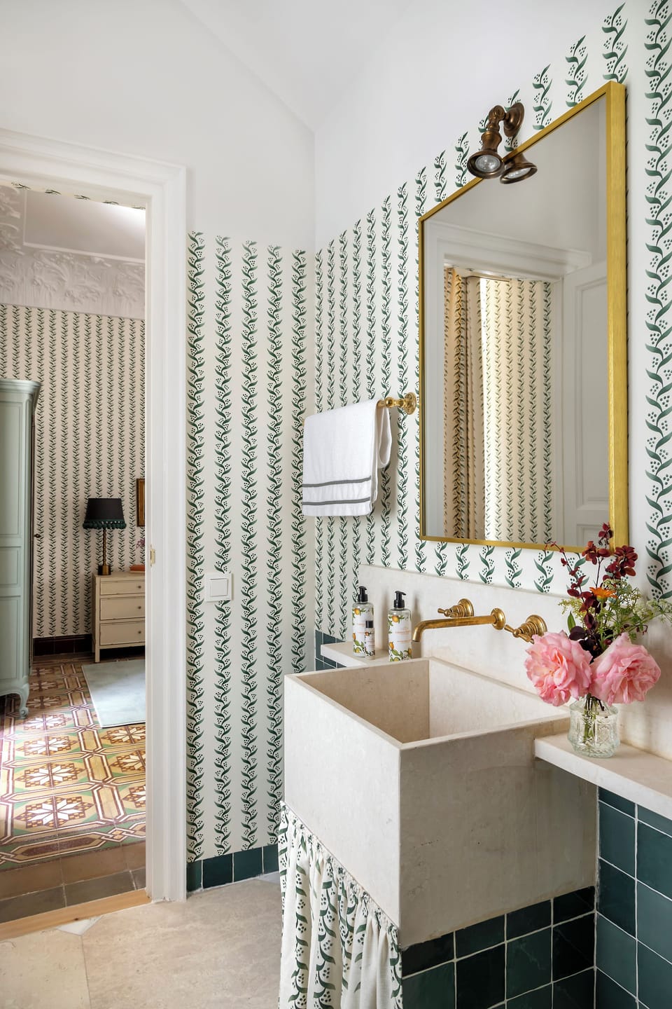 Superior Room | Bathroom | Shower, free toiletries, hair dryer, towels
