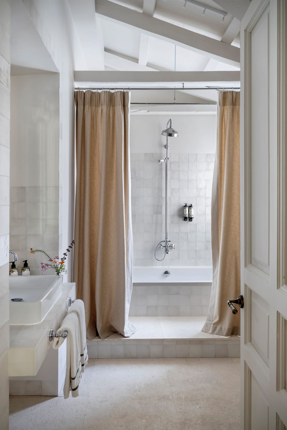 Premium Room | Bathroom | Shower, free toiletries, hair dryer, towels