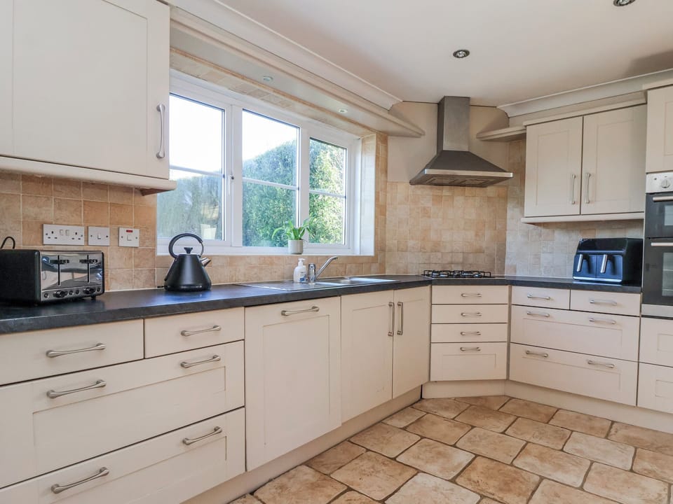 Cottage | Private kitchen | Fridge, toaster, cookware/dishes/utensils