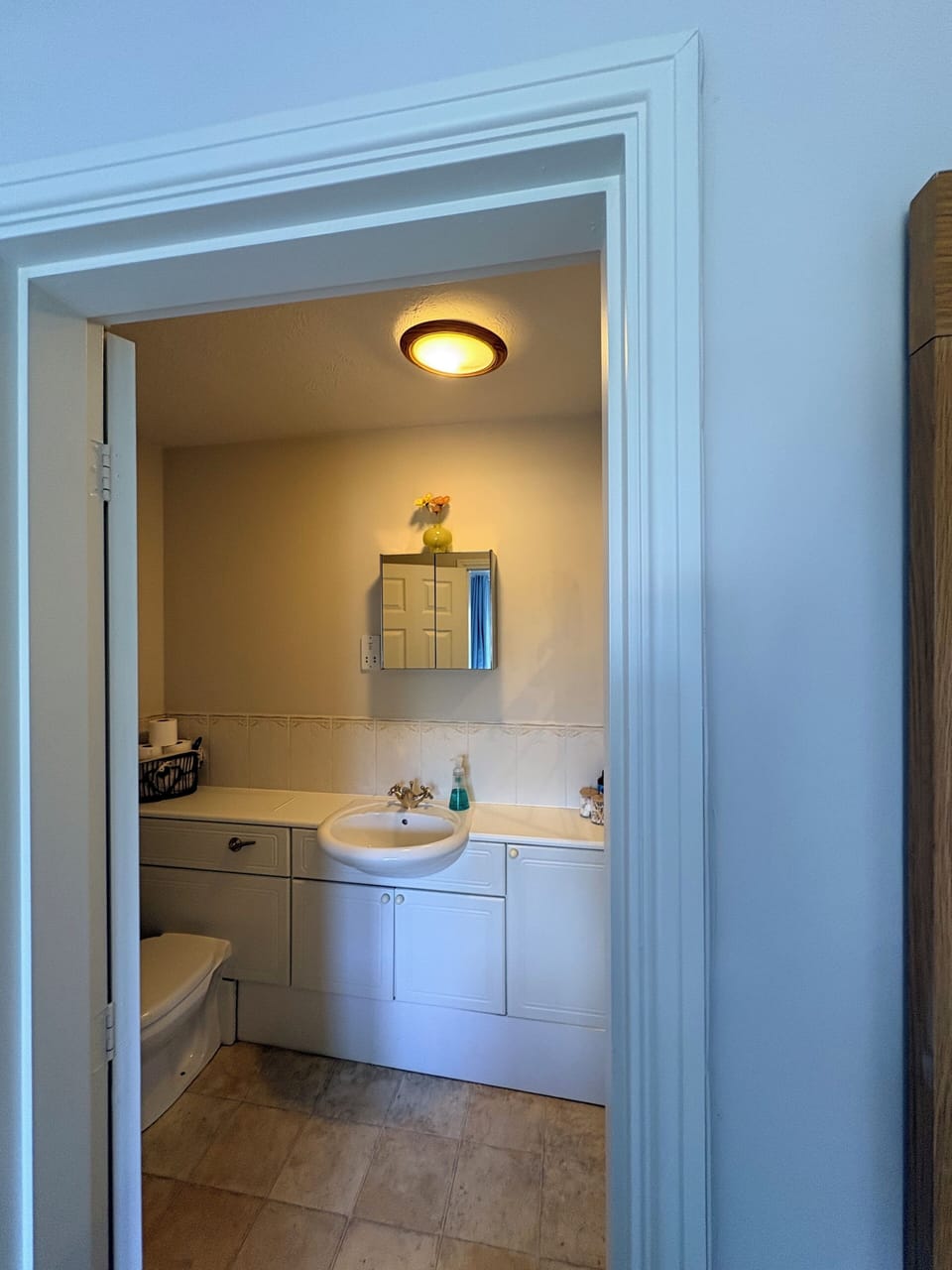 En-suite bathroom with shower, toilet and sink.Towels, shower gel  provided.


